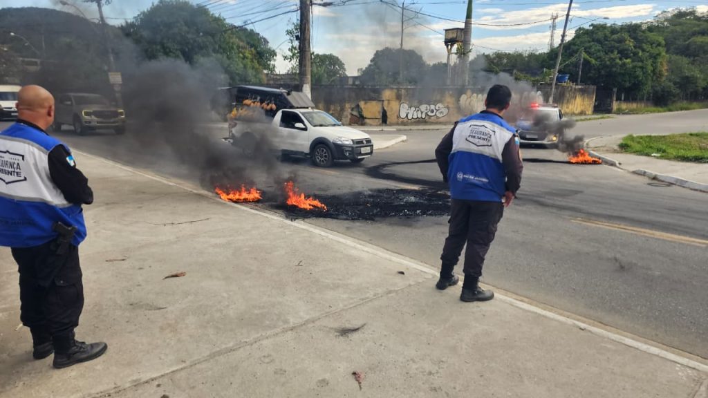 terminou com bloqueios de vias no Engenho do Mato durante a noite.