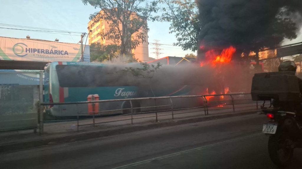 Veículo trafegava em direção ao Centro quando começou a soltar fumaça e foi tomado pelas chamas; não há confirmação de feridos.