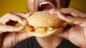 Ansiedade: Na foto, homem comendo hamburguer