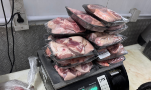Quase 1 tonelada de comida irregular é apreendida em Caxias