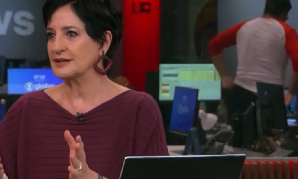 Caiu a calça! GloboNews flagra bumbum durante jornal ao vivo
