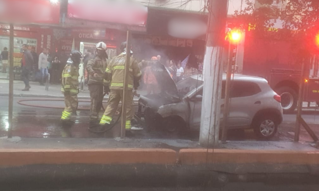 Carro pega fogo e complica trânsito na Alameda São Boaventura