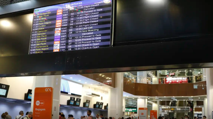 Operações foram interrompidas por cerca de sete horas; 15 voos foram transferidos para o Galeão e 71 acabaram cancelados.