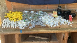 Criminosos foram flagrados com drogas em comunidade de Ponta Negra, em Maricá