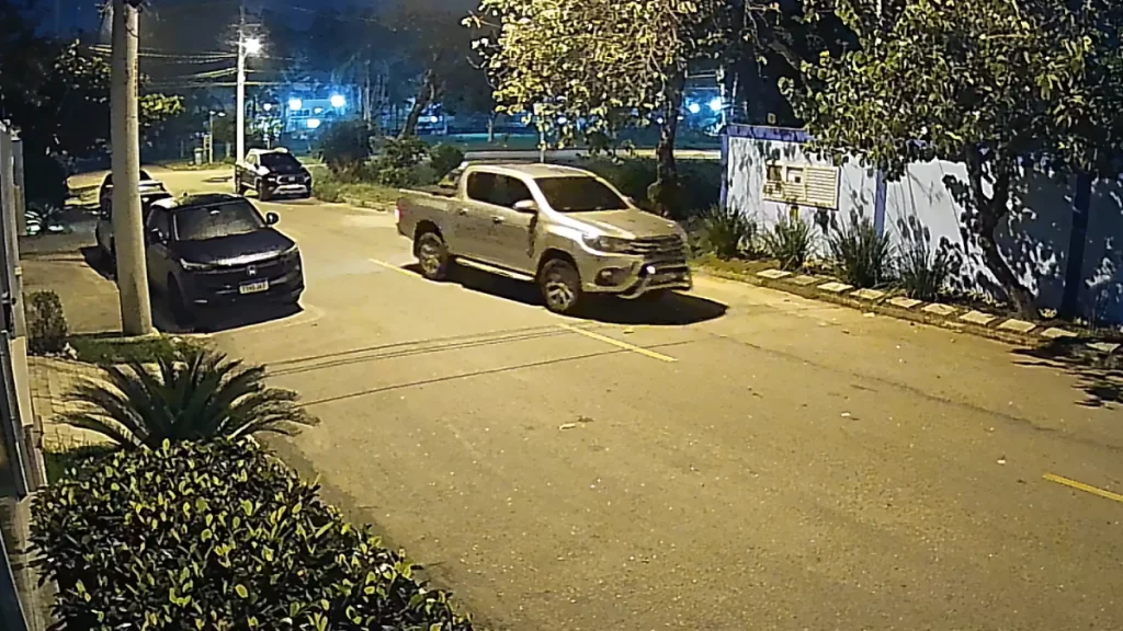 Quadrilha é flagrada furtando picape em niterói