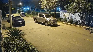 Quadrilha é flagrada furtando picape em niterói
