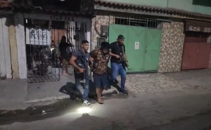 Investigado de 42 anos foi localizado no Fonseca após quatro meses de apuração sobre a estrutura de abastecimento de comunidades de Niterói e São Gonçalo.