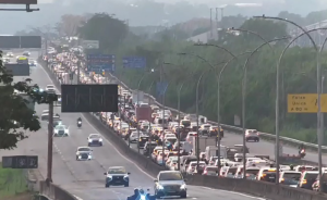 Colisão foi registrada na altura do Galeão na manhã desta sexta-feira (7). Motoristas enfrentam retenções desde Vigário Geral.