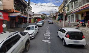 Bebê resgatada em carro em Betim após ser deixada sozinha durante baile. Polícia prendeu mãe e padrasto em flagrante.
