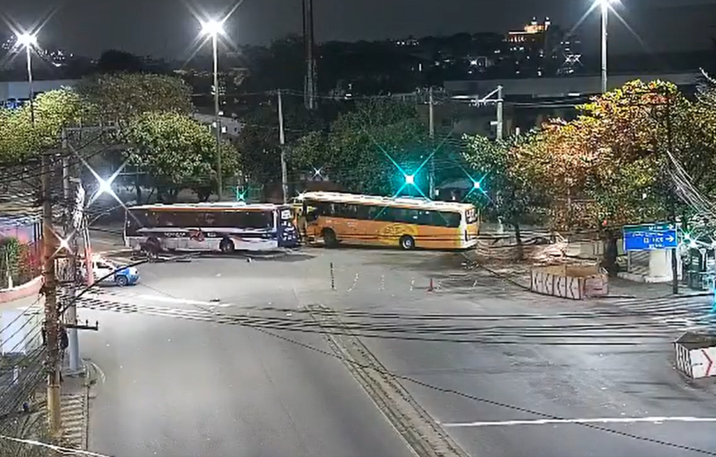 Acidente entre dois ônibus em Benfica deixou um homem ferido na madrugada desta quarta-feira (12). Vítima foi levada ao Souza Aguiar.