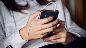 A Geração Z pesquisa por conteúdos e tendências digitais nas redes sociais. Veja como navegar e se informar de forma segura no ambiente virtual.