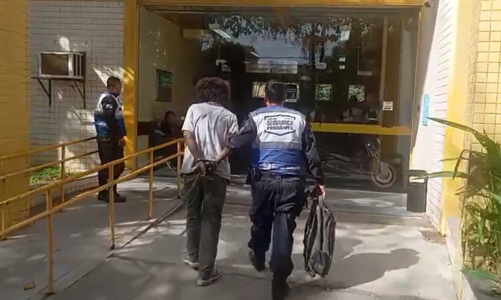 Câmera mostra acusado no forro de joalheria antes de prisão em Niterói