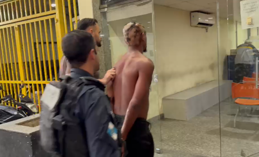 Testemunha acionou a polícia após presenciar o caso em uma área movimentada de São Gonçalo; suspeito foi localizado minutos depois