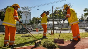 Uniforme da CLIN para garis em Niterói