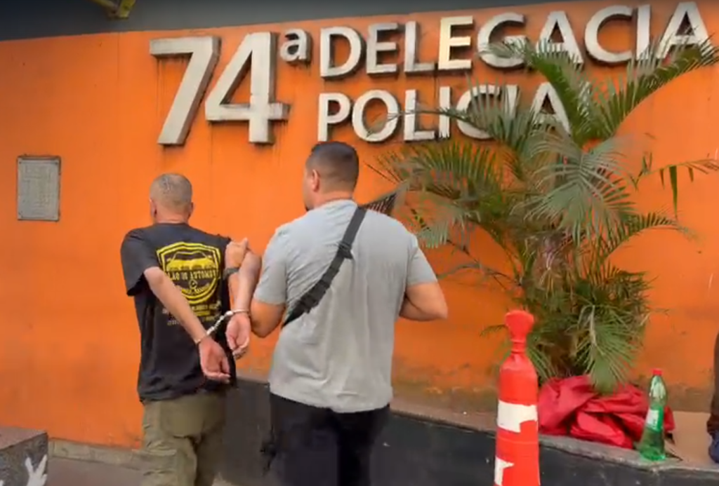 Investigado foi localizado pela Polícia Civil no bairro Pacheco após trabalho de inteligência da 74ª DP. Mandado de prisão preventiva estava em aberto.