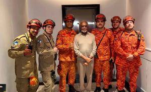 Cantor de 84 anos ficou preso no elevador do prédio onde mora, em Copacabana, foi retirado pelos bombeiros sem ferimentos e fez questão de agradecer à equipe.