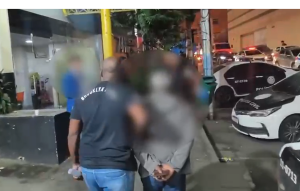 Um homem de 55 anos foi presos nesta terça-feira (25) acusado de cometer o crime de estupro contra uma criança de apenas 3 anos. A prisão foi realizada por agentes da 74ª DP (Alcântara), no bairro de Alcântara, em São Gonçalo.