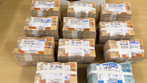 Crime eleitoral: Mulher é detida em Niterói com mais de meio milhão de reais em dinheiro