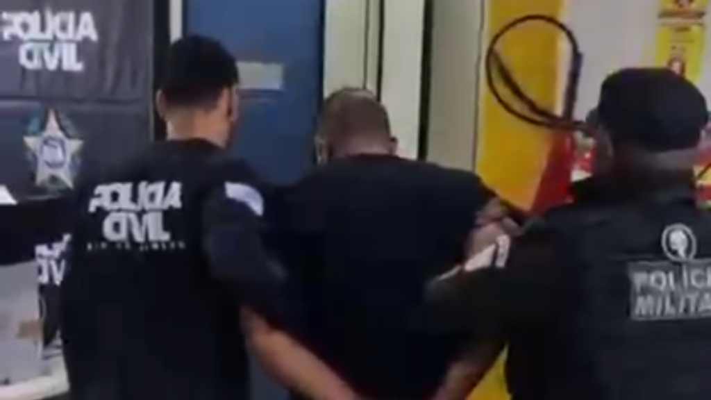 Policiais durante ação que resultou na prisão de suspeito de tentativa de feminicídio