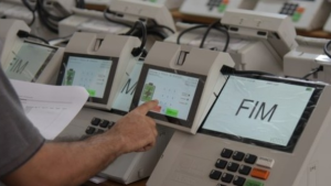 Processo envolve a gravação de mídias, testes de funcionamento e lacração dos equipamentos com selos da Casa da Moeda. Etapa segue até o final de setembro.