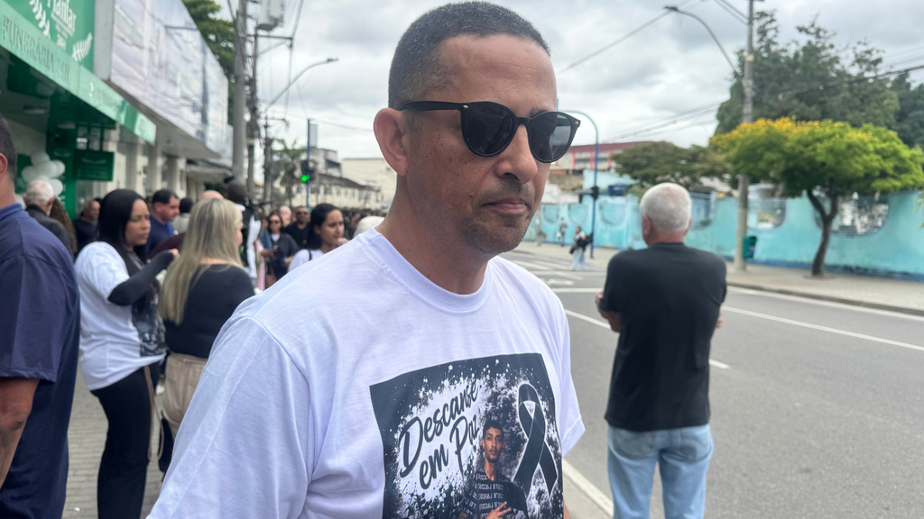 Dor e homenagens marcam velório de pizzaiolo baleado na cabeça em Niterói