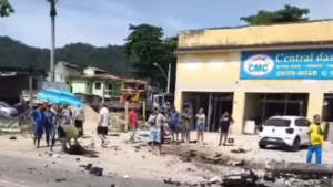 Colisão entre dois carros na tarde desta terça-feira (22), no bairro Serra Grande, na Região Oceânica, deixou um veículo capotado e equipes dos bombeiros no local.