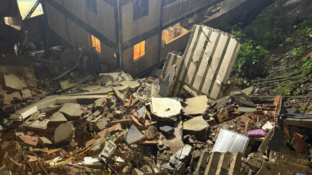 Ocorrência foi registrada na Rua Saint Roman, na subida do Morro Pavão/Pavãozinho; imóveis atingidos foram evacuados preventivamente e não houve vítimas.