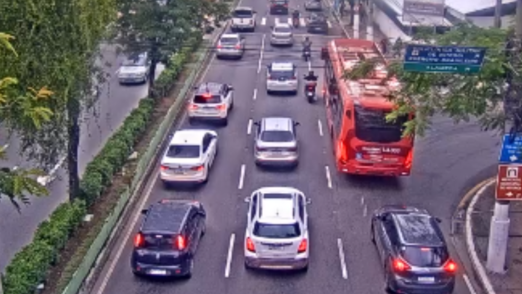 Trânsito intenso no Centro de Niterói, sentido Ponte.