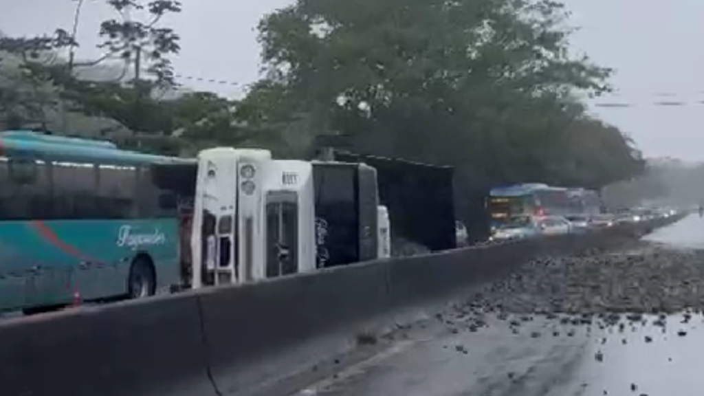 Caminhão tomba e deixa o trânsito lento na RJ-106, em São Gonçalo