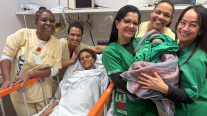 Mãe dá a luz à bebê em carro durante temporal em São Gonçalo