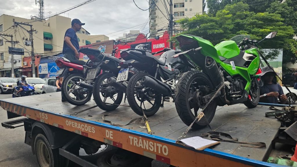 Fiscalização de motos barulhentas em Niterói.