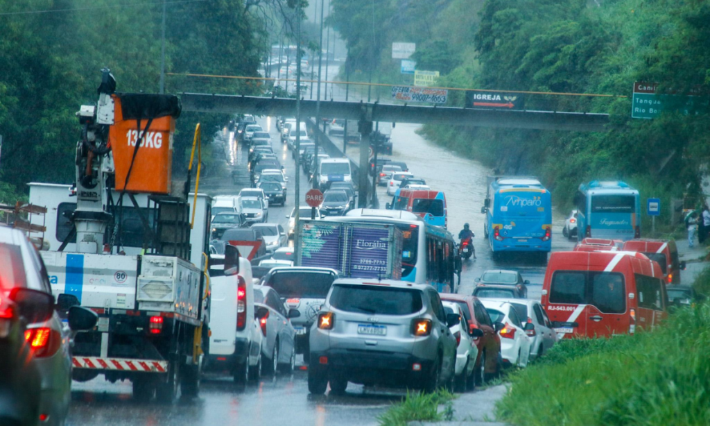 Entre buracos e lotação, mobilidade vira desafio no Leste Fluminense