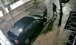 Dupla é presa após furtar portão de garagem em bairro de Niterói