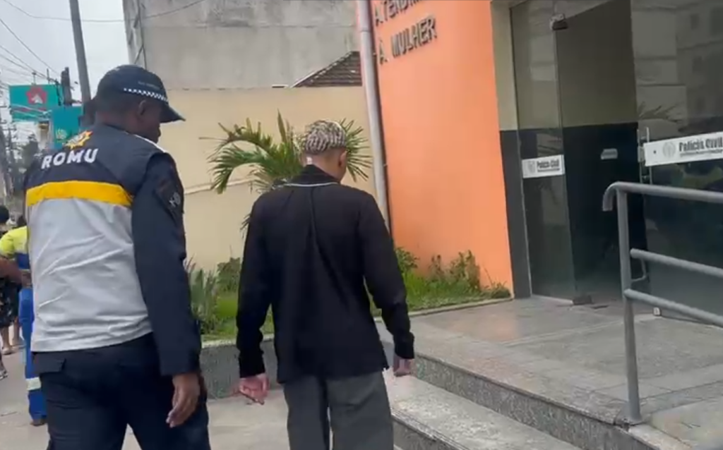 Vítima foi socorrida e levada para a UPA do Colubandê; Guarda Municipal deteve o suspeito dentro da unidade de saúde.