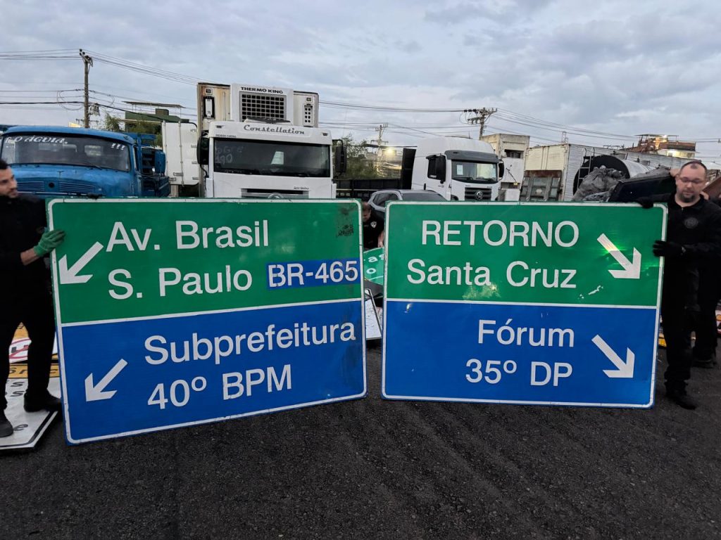 Mais de 400 placas, semáforos da Prefeitura do Rio e trilhos de trem são encontrados em ferro-velho clandestino 25 WhatsApp Image 2026 09 10 at 09.51.19