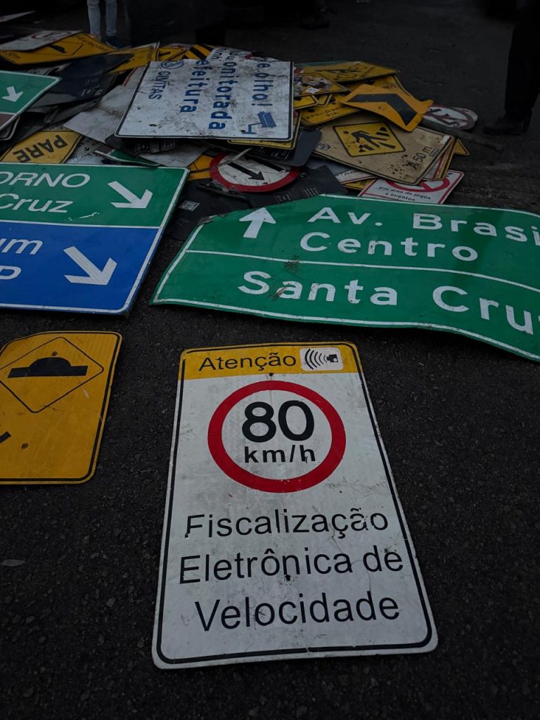Mais de 400 placas, semáforos da Prefeitura do Rio e trilhos de trem são encontrados em ferro-velho clandestino 26 WhatsApp Image 2026 09 10 at 09.51.20
