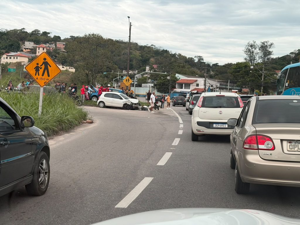 Acidente aconteceu perto do retorno do Rio do Ouro; veículo ficou sobre o canteiro que divide as pistas da rodovia.