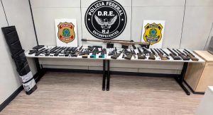 Arsenal foi encontrado em um furgão que seguia de São Paulo para o Rio; entre as armas estava um fuzil calibre .50