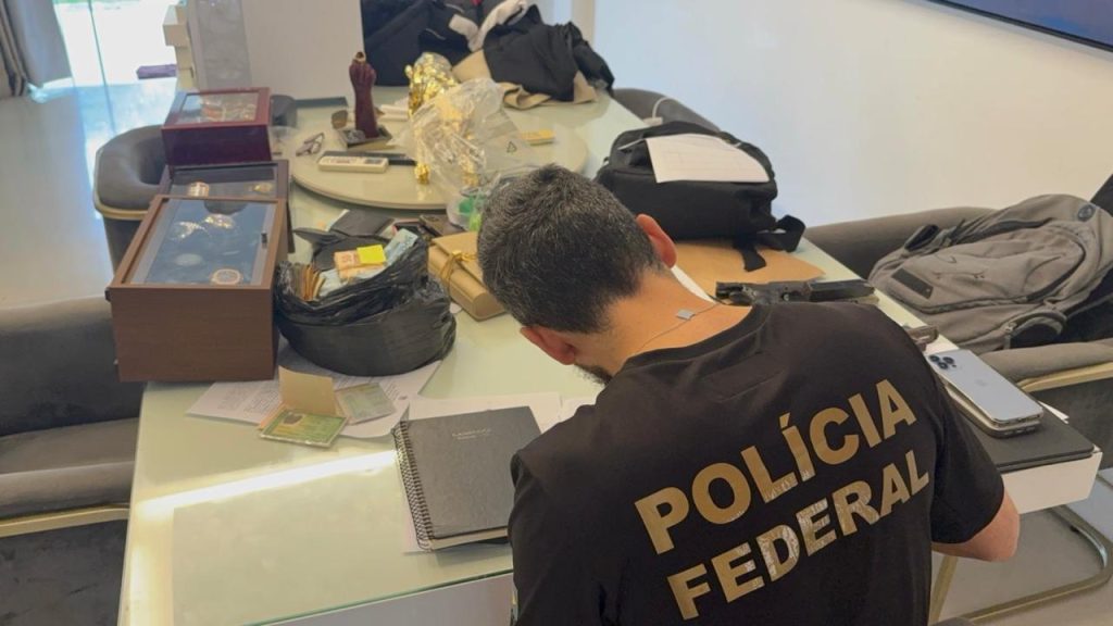 Seis mandados de busca são cumpridos no Rio e em Maricá; investigação aponta movimentação de cerca de R$ 60 milhões nos últimos anos.