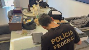 Seis mandados de busca são cumpridos no Rio e em Maricá; investigação aponta movimentação de cerca de R$ 60 milhões nos últimos anos.