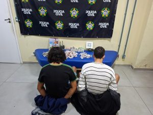 Dupla foi localizada em um campo de futebol após fugir durante operação da 74ª DP na Comunidade do Três Campos.