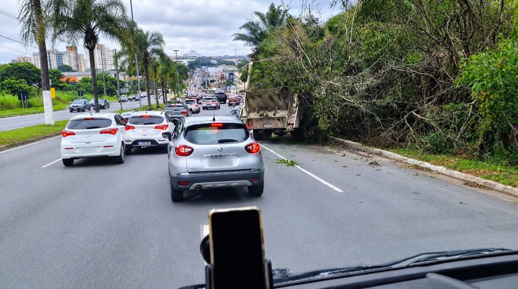 veículo que transportava caçambas colidiu na estrada francisco da cruz nunes nesta sexta-feira (18); faixa da direita ficou interditada e gerou lentidão.