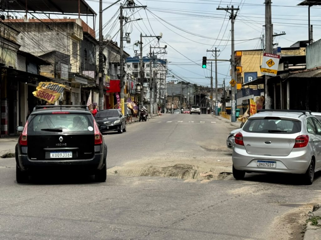 Cratera fica na altura do número 1190, no Portão do Rosa, e obriga motoristas a invadir a pista contrária para desviar; Águas do Rio informou que fará a repavimentação nesta terça-feira (22).