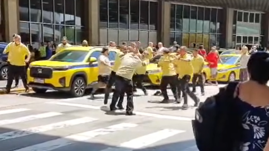 Briga entre taxistas termina com agressões em frente ao Aeroporto do Galeão, no Rio