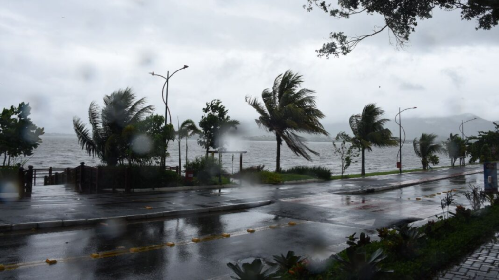 Rio alerta para madrugada de ventania e chuva forte