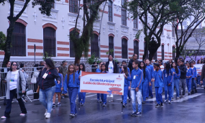 Chuva não impede desfile de 7 de Setembro no Centro de Niterói
