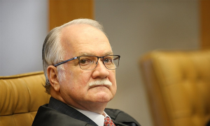 Presidente do STF determina que a solicitação seja analisada em procedimento separado e dá cinco dias para manifestações da PGR e do ministro André Mendonça.