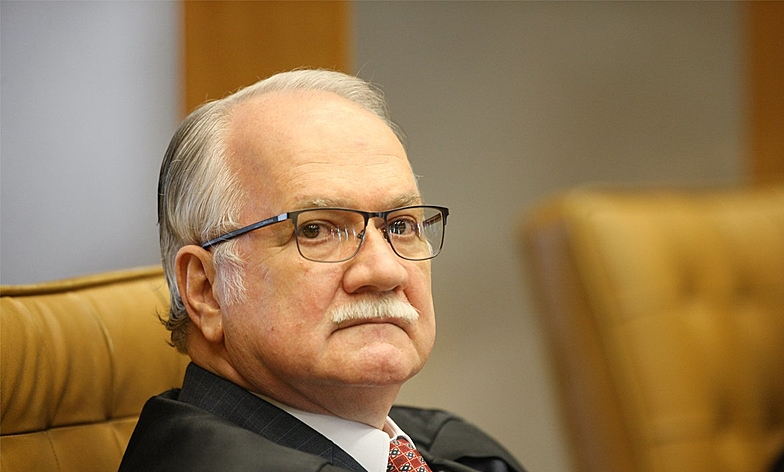 Presidente do STF determina que a solicitação seja analisada em procedimento separado e dá cinco dias para manifestações da PGR e do ministro André Mendonça.