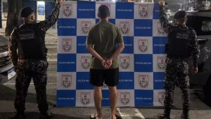 Prisão de suspeito na Maré ocorreu na Linha Amarela. Thauan da Silva Menezes tinha mandado por associação para o tráfico, segundo a polícia.