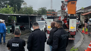 ‘Gato’ de energia em trailers termina com dois presos em Niterói